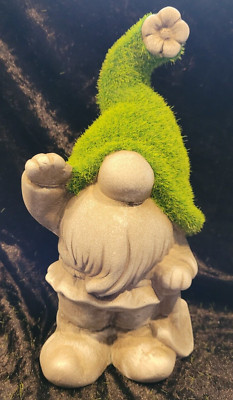 Shudehill Geschenkware großes grasiges Gonk Gartenornament - Spaten halten