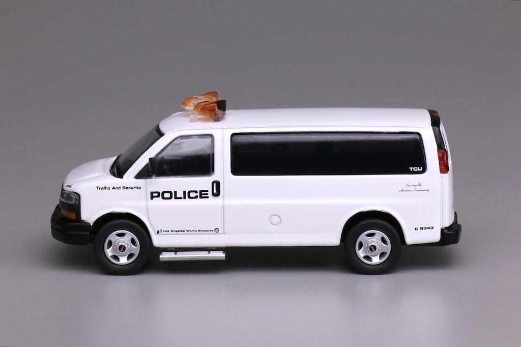 ED 596 1:64 White GMC Savana LA Airport Police Van Model Diecast