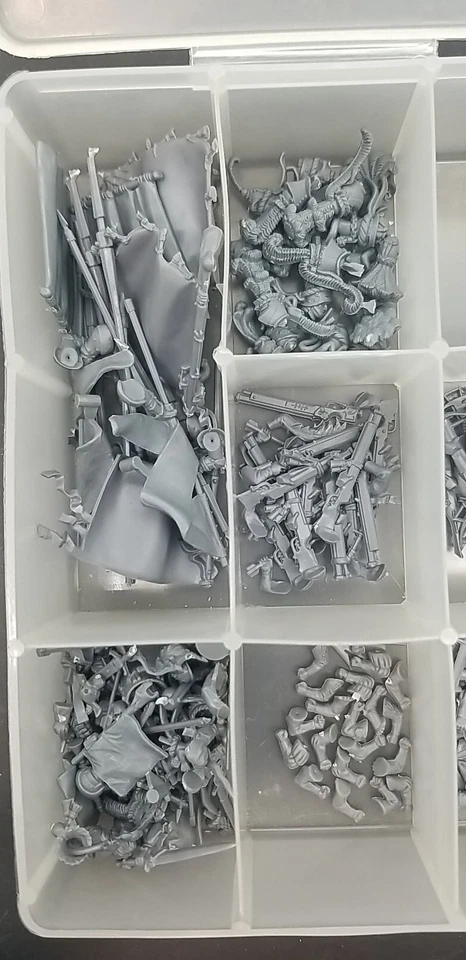 WARHAMMER Fantasy Empire Lote de Brocas Clasificadas Cabeza Armas Estandartes Brazo Torso Figuras Foto 4 de 4