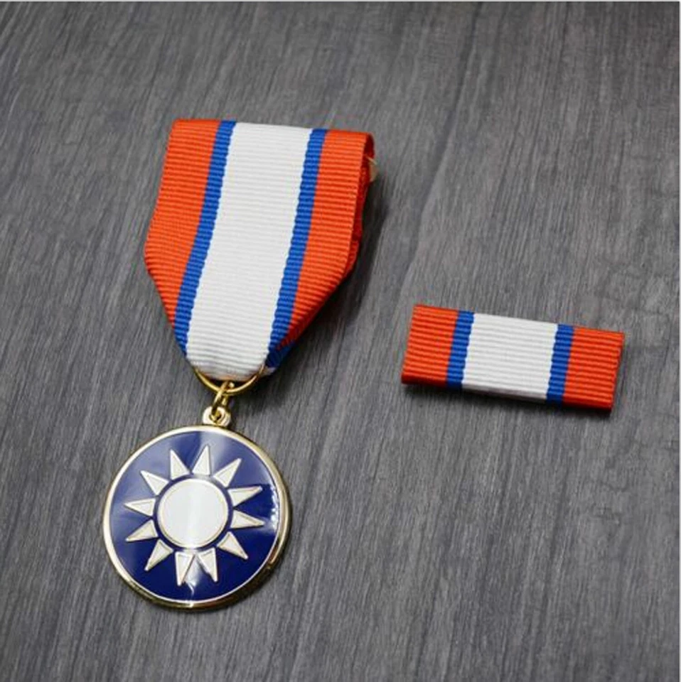 JUEGO DE CINTA MEDALLA INSIGNIA OFICIAL KMT CHINO SEGUNDA GUERRA MUNDIAL BANDERA KMT Foto 2 de 4