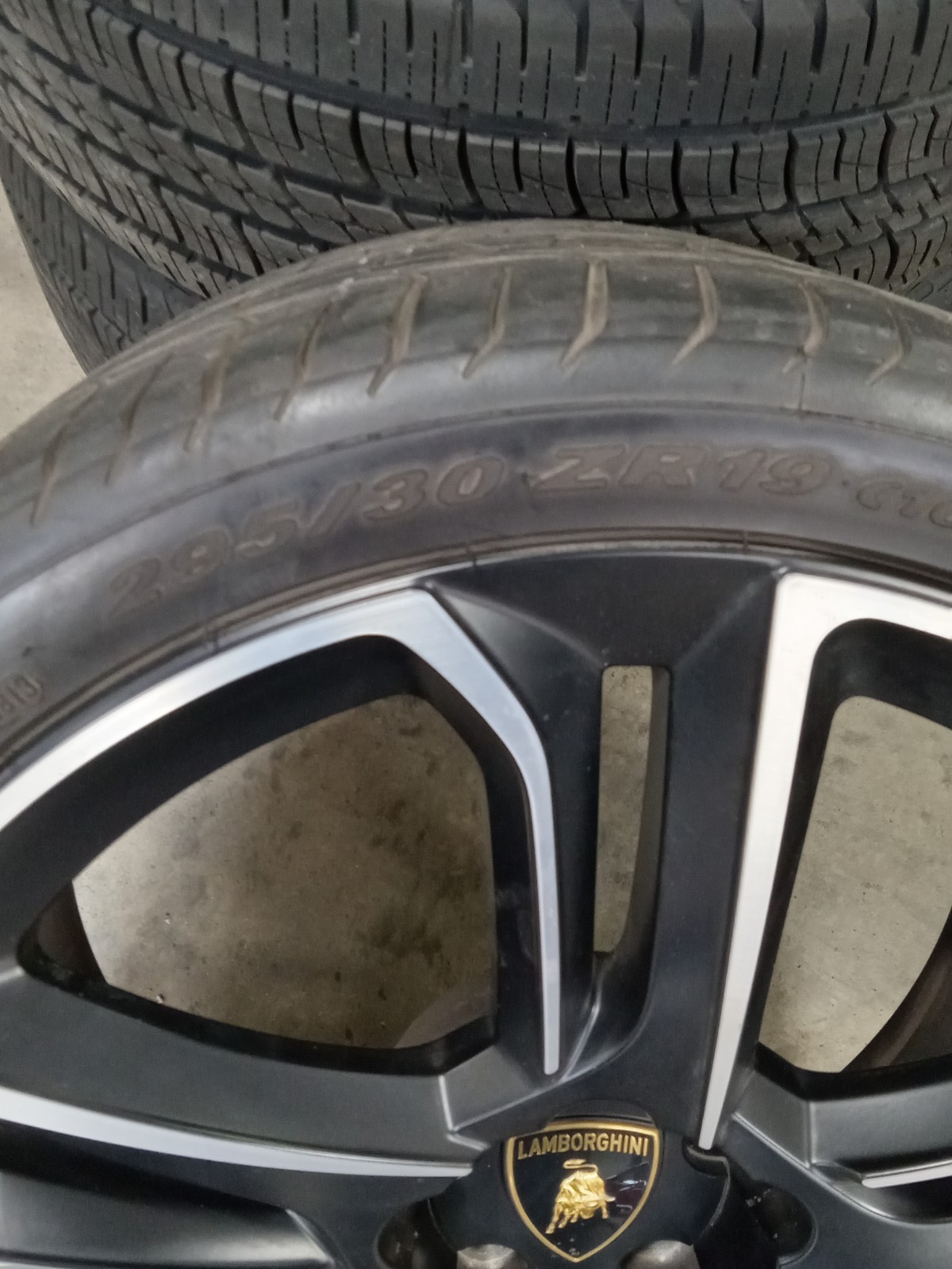 Lamborghini gallardo 2014 rear rim and tire