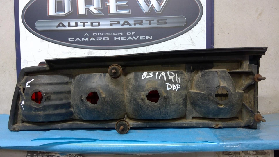 *SEE PIC BROKEN MOUNT* Tail Light PONTIAC FIREBIRD Right 87 88 89 RH REAR GTA TA - Image 3 of 4