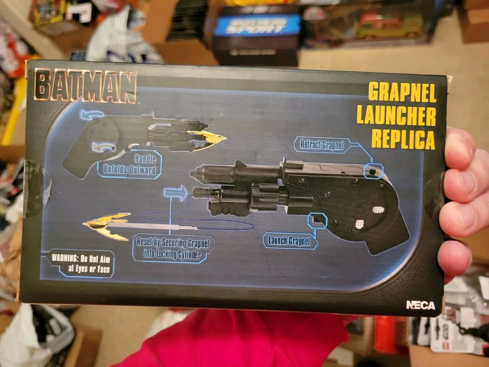 NECA DC Batman Grapnel Launcher réplica 1989 versión película nuevo sellado de fábrica Foto 2 de 2