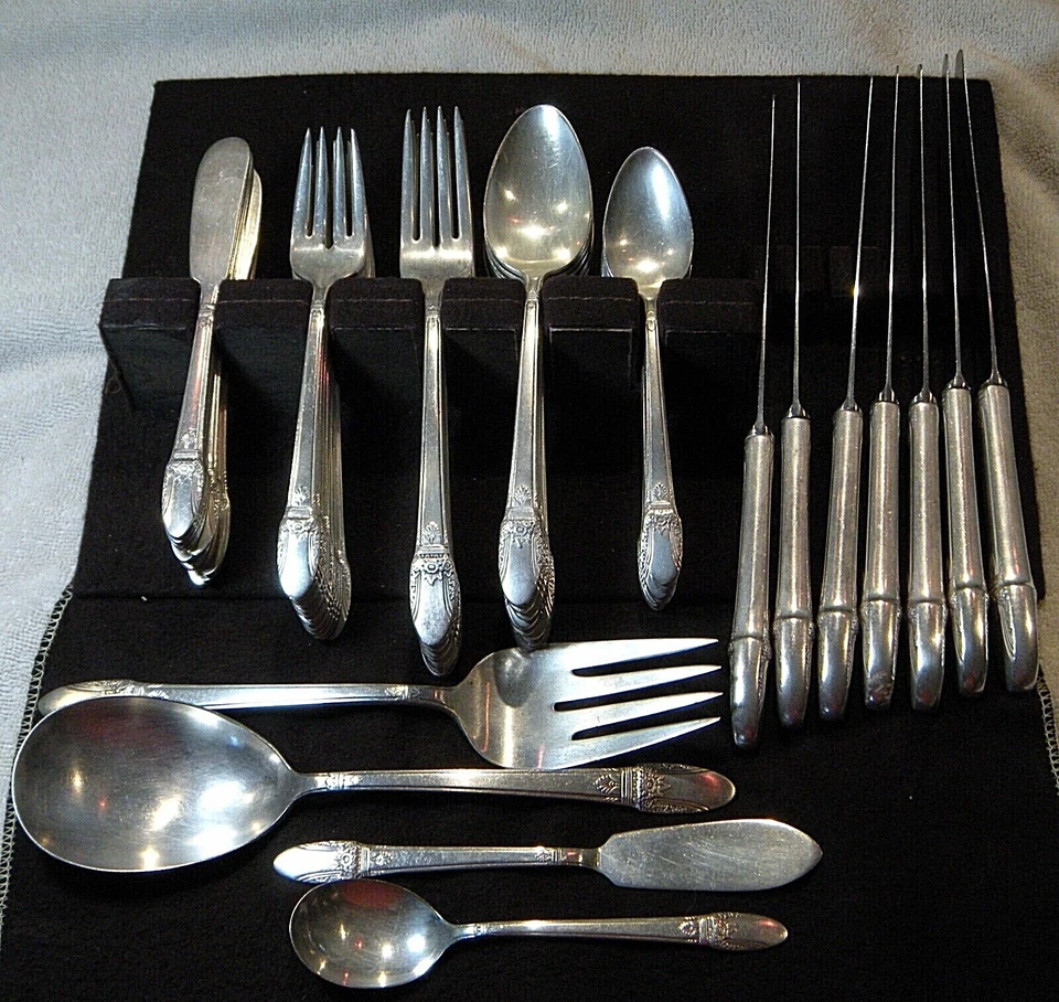 Cubiertos de plata vintage INT'L SILVER 1847 Rogers Bros "First Love" Foto 2 de 4