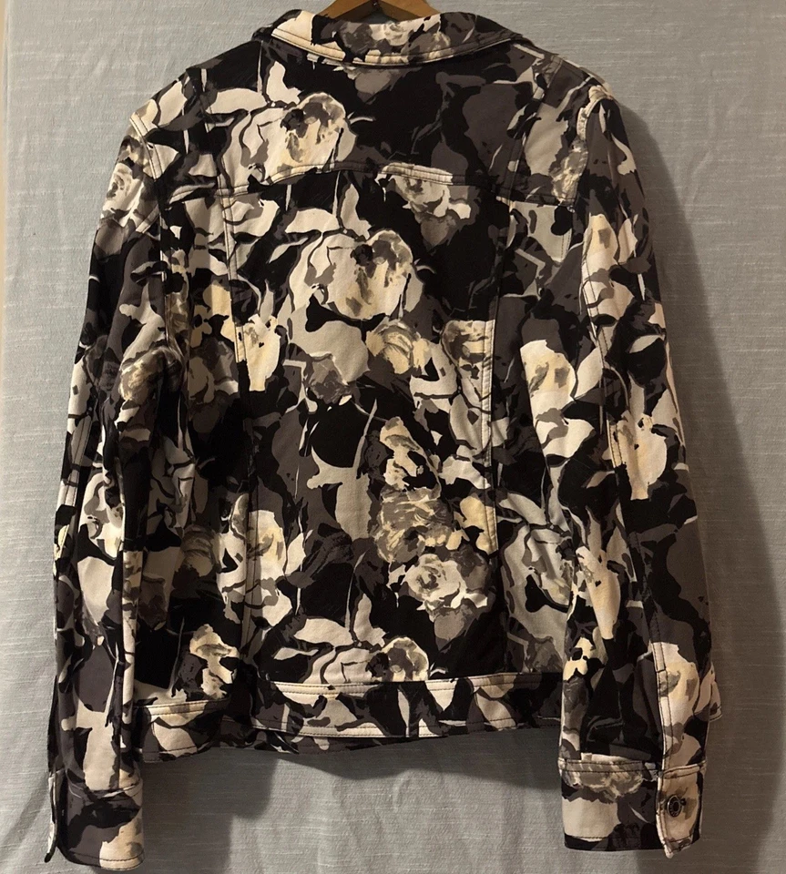 Chaqueta para mujer Isaac Mizrahi negra/gris/blanca floral abotonada talla 1X Foto 3 de 4