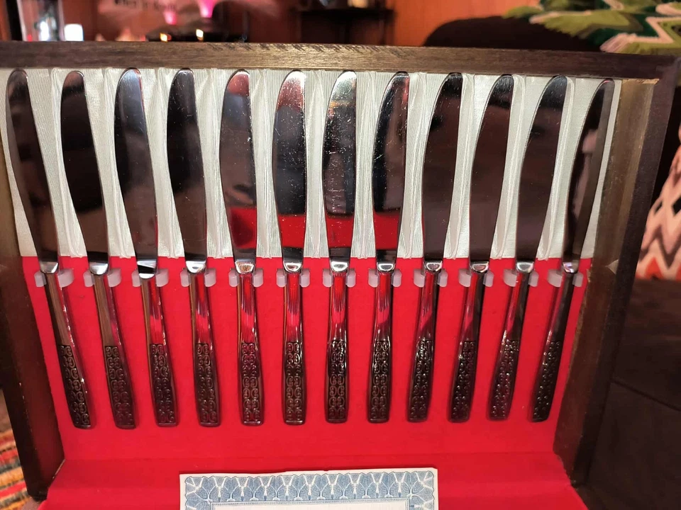 JUEGO DE CUBIERTOS Y CAJA DE MADERA INTERNACIONAL PLATA "SERENATA" ACERO INOXIDABLE -78 piezas Foto 3 de 4