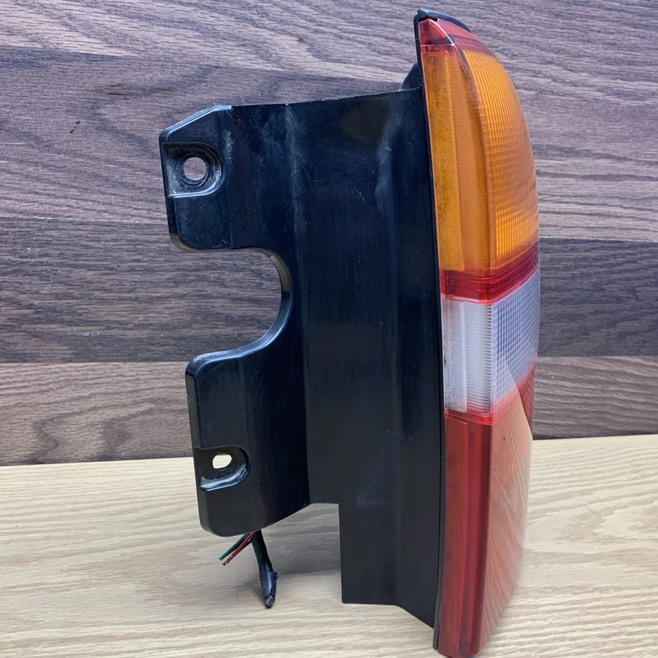 1999-2004 CHEVROLET TRACKER RH Passenger Right Tail Light 91174688 - Image 4 of 4