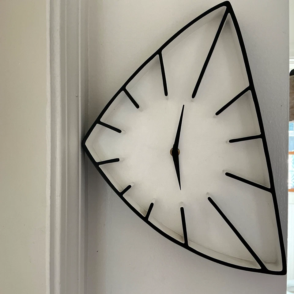 INFINITI CE MCM ATOMIC ABSTRACT SHAPE STYLE BLACK WHITE WALL/TABLE CLOCK - Image 2 of 4