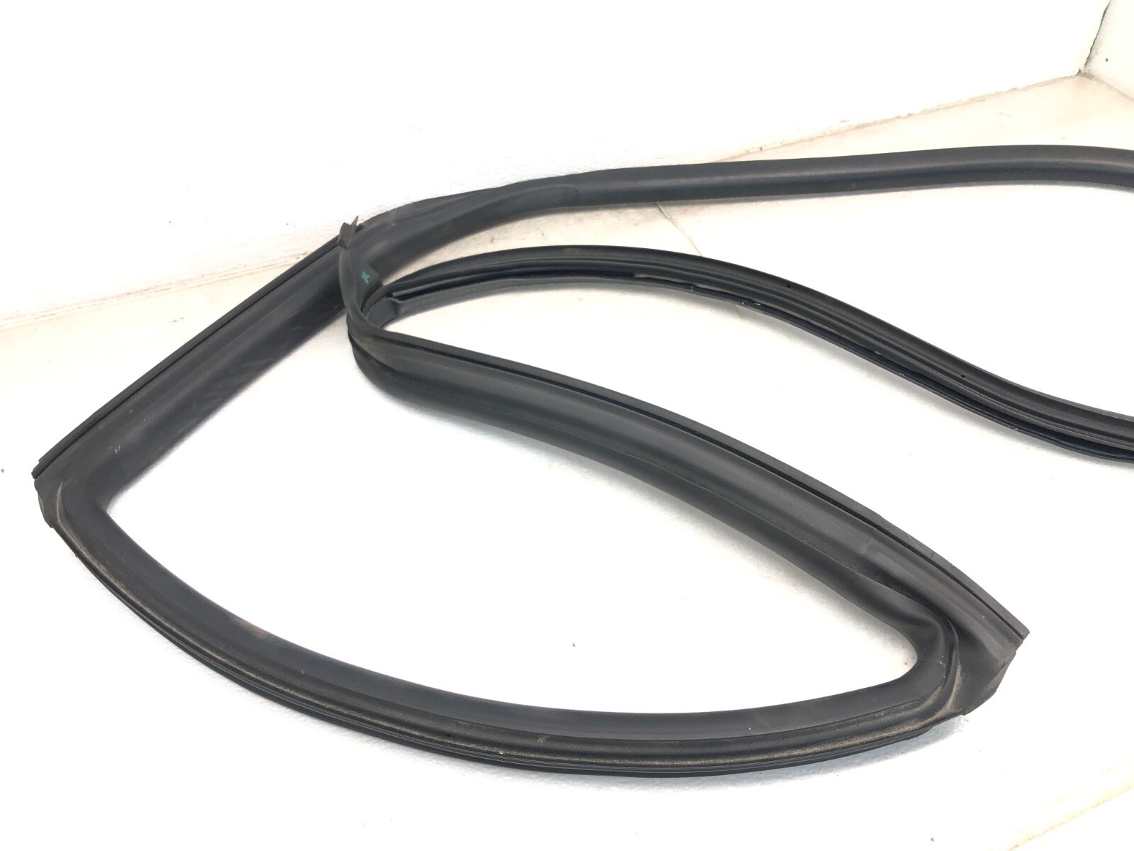 2017-2022 MASERATI LEVANTE LEFT DRIVER REAR DOOR WEATHERSTRIP SEAL OEM
