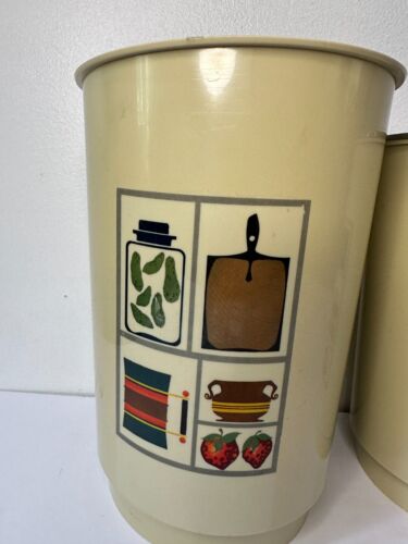 Kitschy Vintage Nesting Plastic Canisters MCM set of 3 - 2 full 1 without lid - Picture 4 of 8