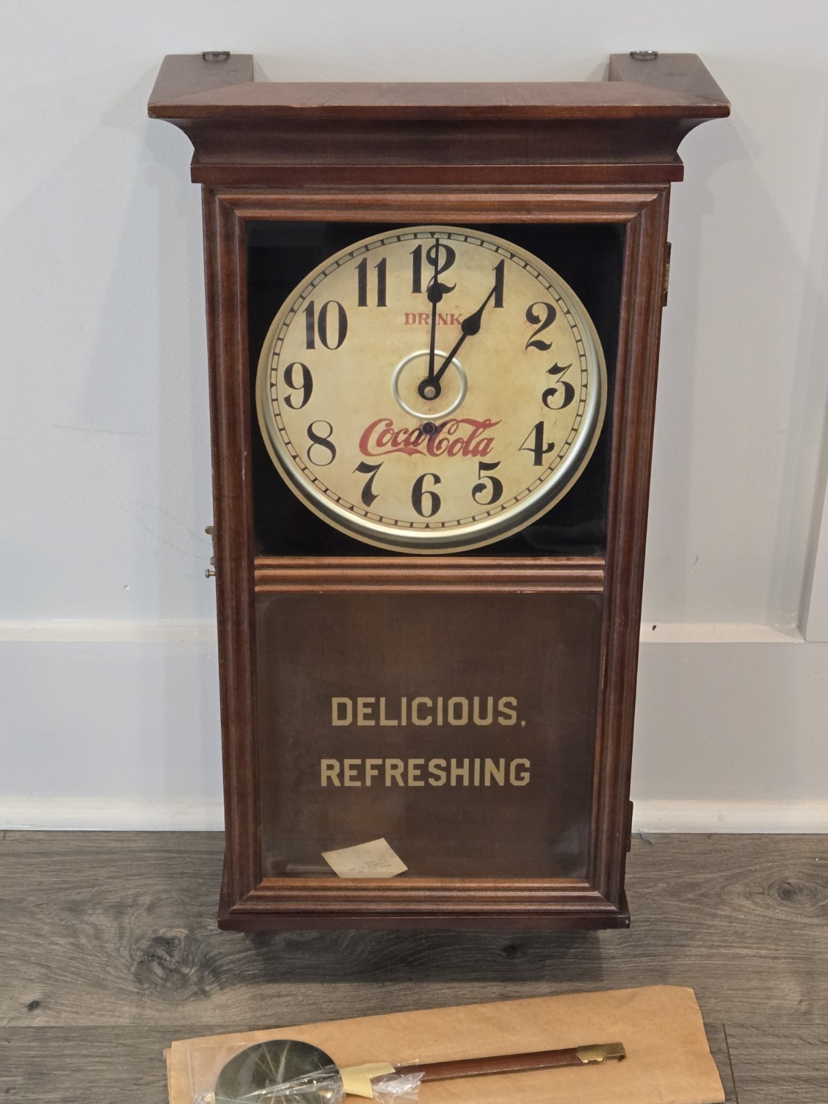 VTG DRINK COCA COLA DELICIOUS REFRESHING Battery Op Regulator Wall Clock