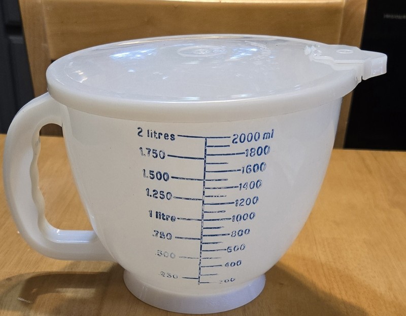 Vtg. Tupperware Mix N Store 8 Cup Measuring Bowl W/ lid Baking Red Blue