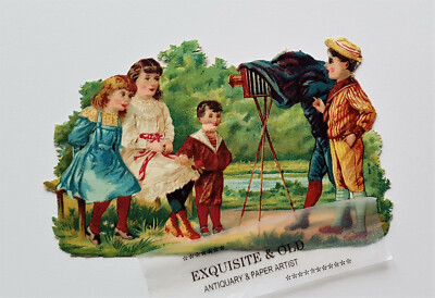 um 1900 Kinder Kamera Fotograf Mode Glanzbild Prägedruck Oblate Ephemera Werbung