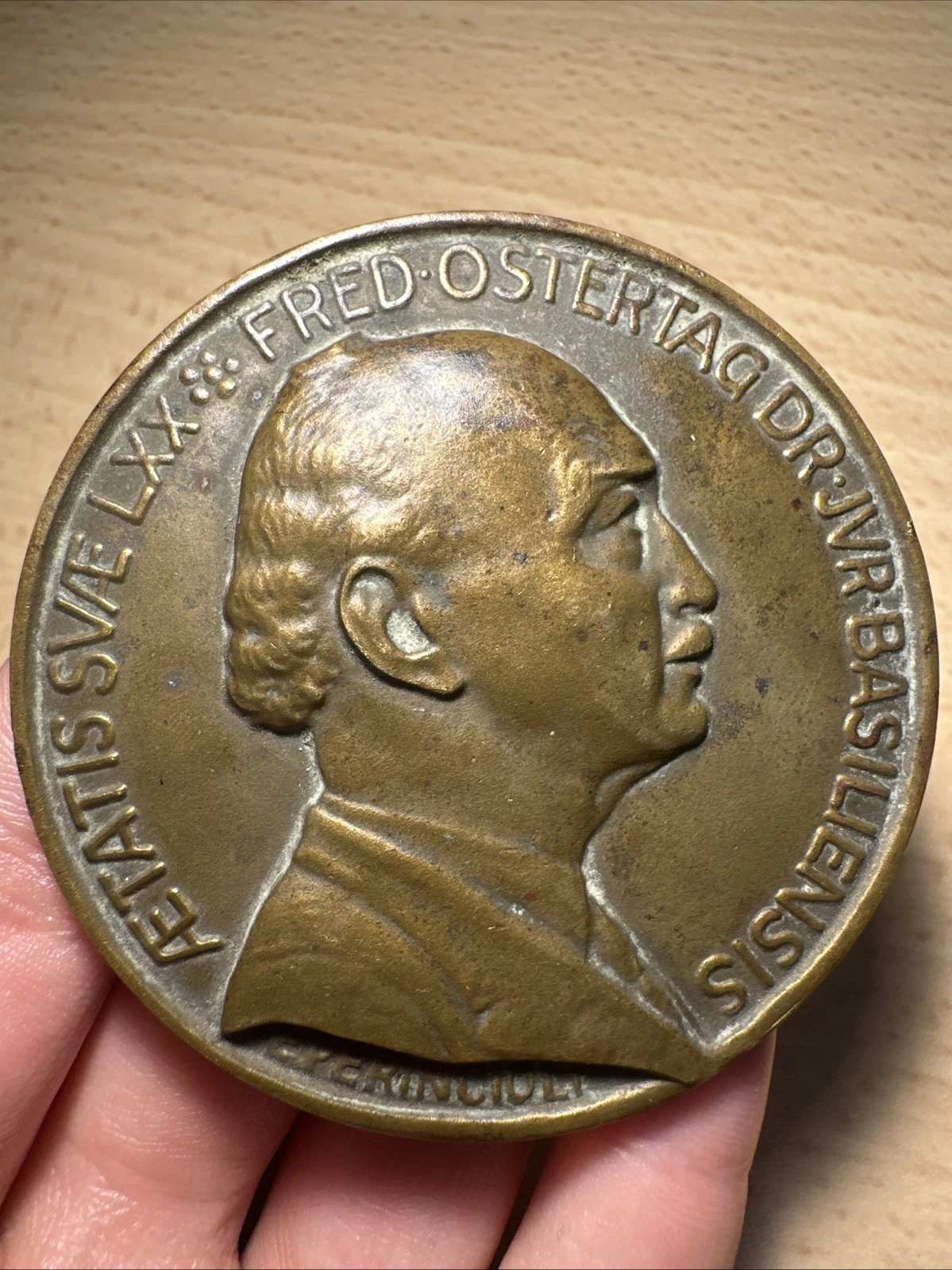 Médaille Aetatis Svae LXX Fred Ostertag Dr. Jvr . Basiliensis À Identifier