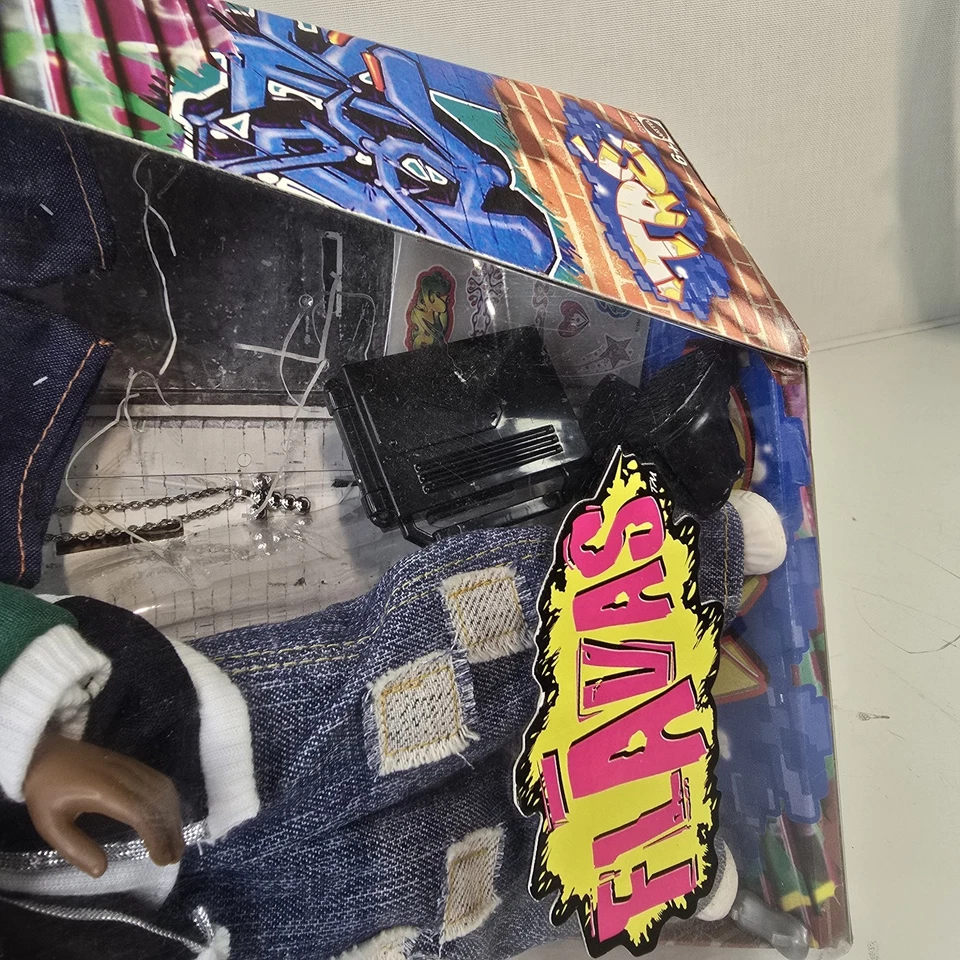 Muñeca Flavas Tre AA Hip Hop Articulada con Pelo Difuso y Ojos Verdes Mattel Nueva en Caja Foto 3 de 4