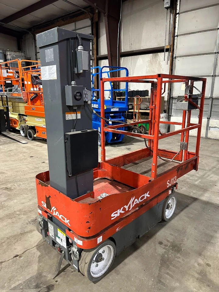 2017 SKYJACK SJ12 COMPACT PERSONNEL DRIVEABLE MANLIFT VERTICAL MAST SKYJACK LIFT - Image 4 of 4