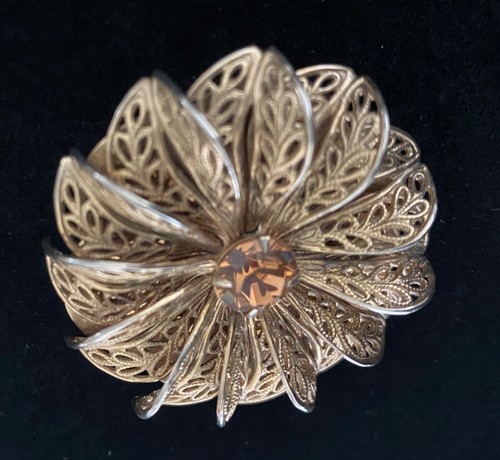 Spilla, clip sciarpa tono oro filigrana, centro strass topazio, MCM bellissima - Foto 1 di 12