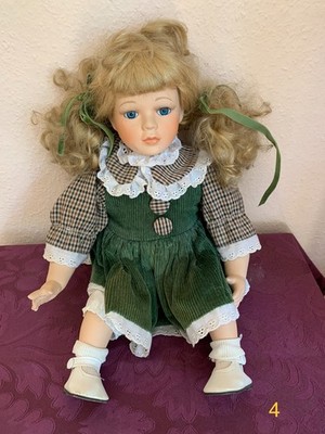 Porzelanpuppe - sitzendes, blondes Mädchen - 40cm