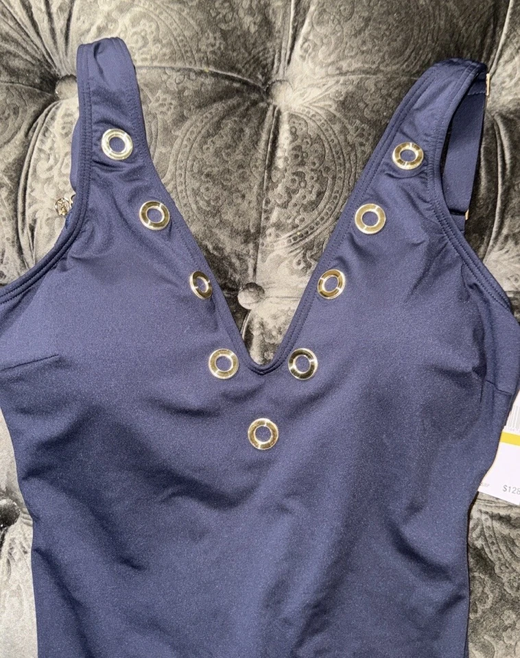 Maiô Michael Kors One Piece tamanho 14 detalhe de ilhó dourado novo com etiquetas gola V - Imagem 2 de 4