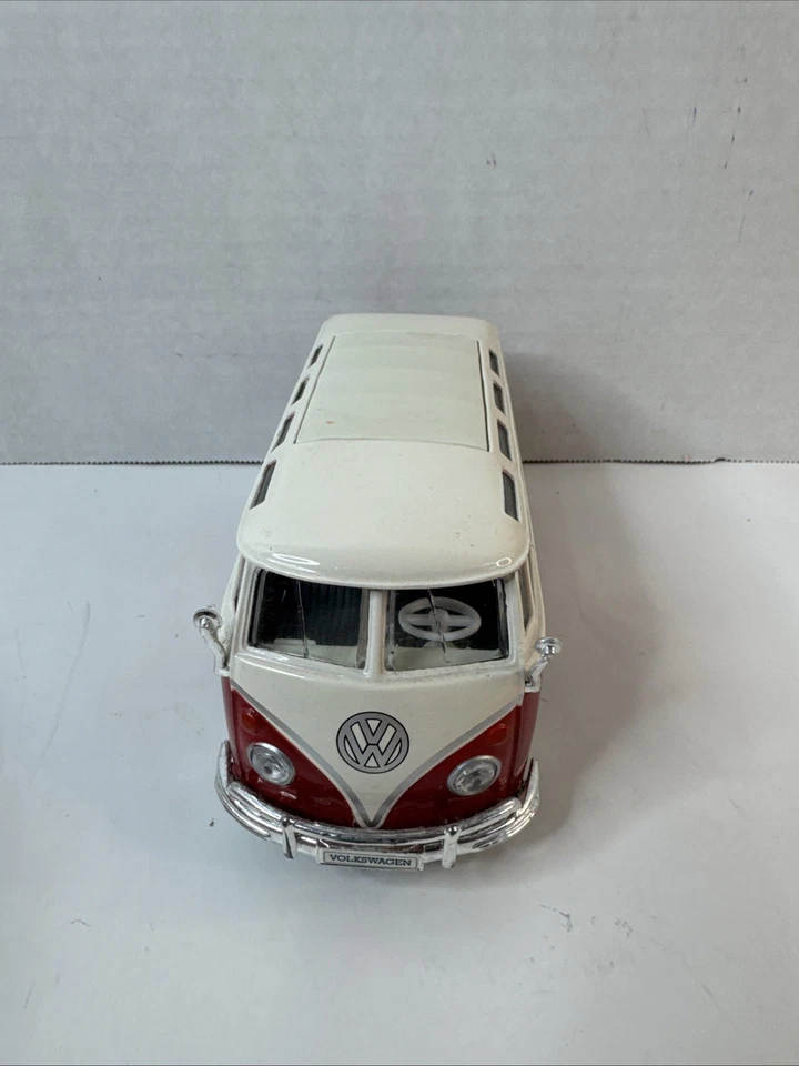 Maisto Volkswagon Camper/Van "Samba" modelo fundido 1:25 vermelho/branco - Imagem 2 de 4