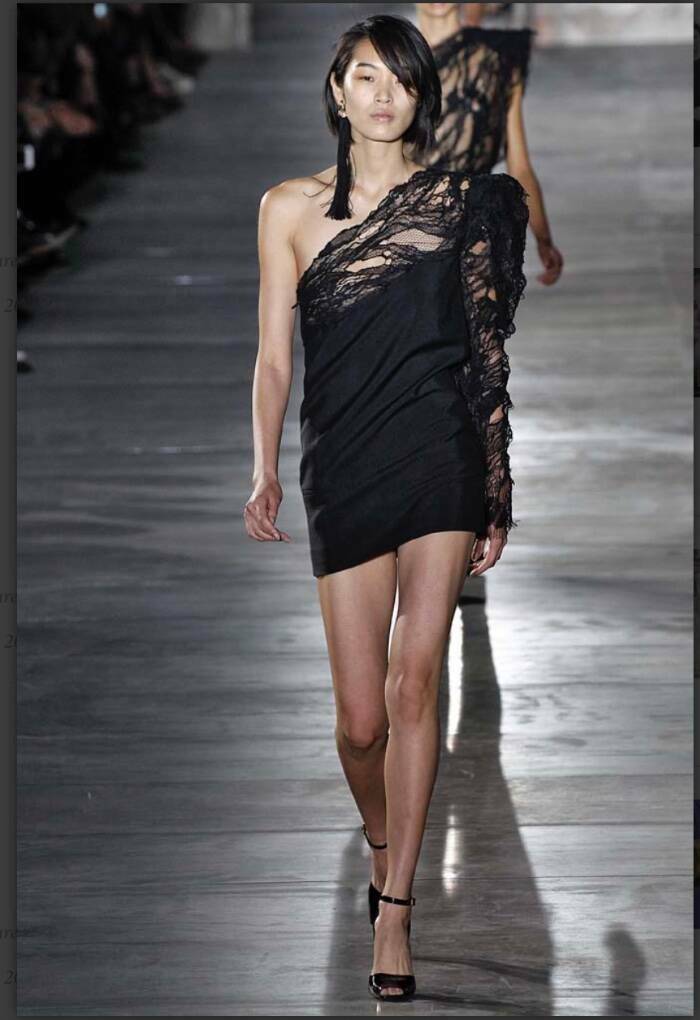 ABITO DA PASSERELLA DECOSTRUITO SAINT LAURENT A UNA SPALLA TAGLIA FR 36