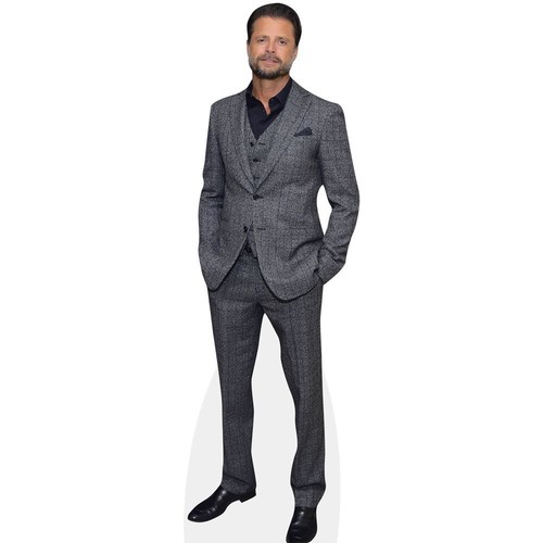 David Charvet (Grey Suit) tamano natural