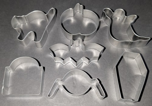 Set of 7 Halloween Cookie Cutters Cat Pumpkin Ghost Coffin Bat Spider Graveyard - 第 1/9 張圖片