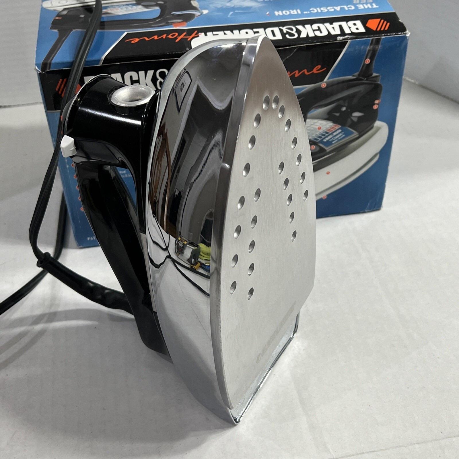 BLACK & DECKER "THE CLASSIC" F67E Heavy Duty IRON Traditional Steam Iron