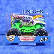 2017 silver Grave Digger Hot Wheels Monster Jam large 1:24
