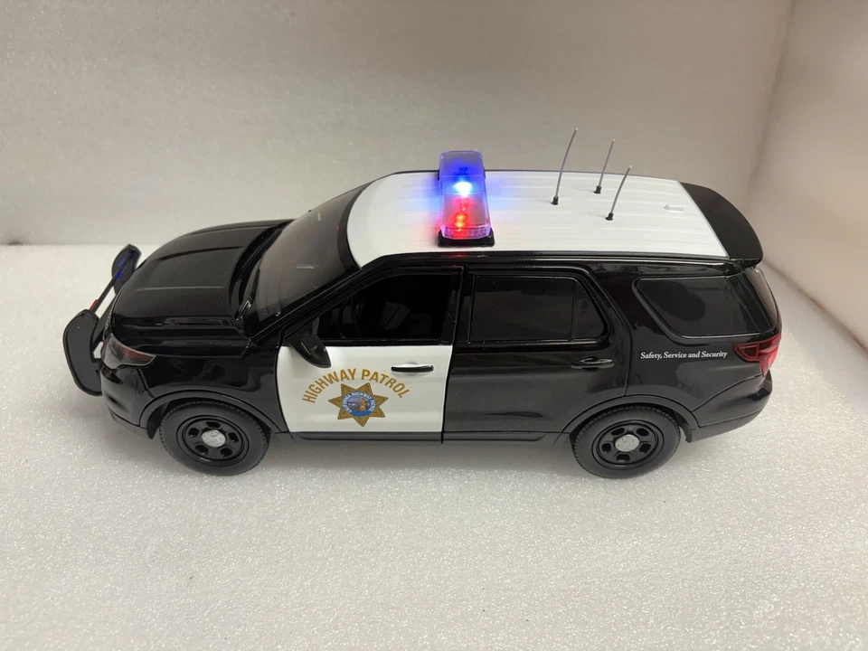 2015 CHP California Highway Patrol SUV WORKING  LIGHT & 4 Tone Siren 1/18 POLICE - Image 2 of 4