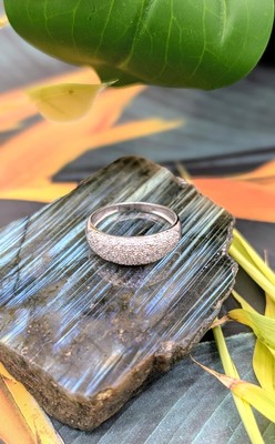 Gewölbter Ring aus Weißgold mit einem Pavé aus kleinen Diamanten 750 Tausendstel Gold (18