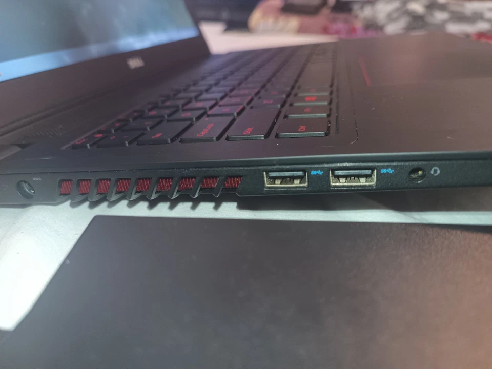 Laptop para juegos Dell Inspiron 15 5577, 1Tb Nvme, 16Gb Ram Ddr4 2400mhz. Foto 2 de 4