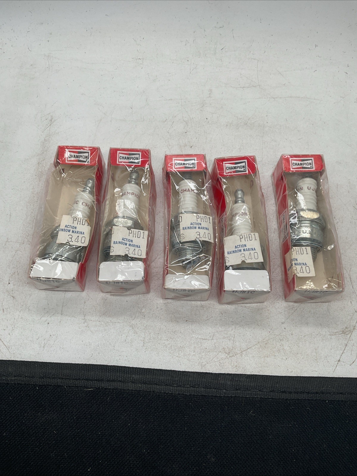 Champion - UJ81C Lot Of 5 Spark Plugs