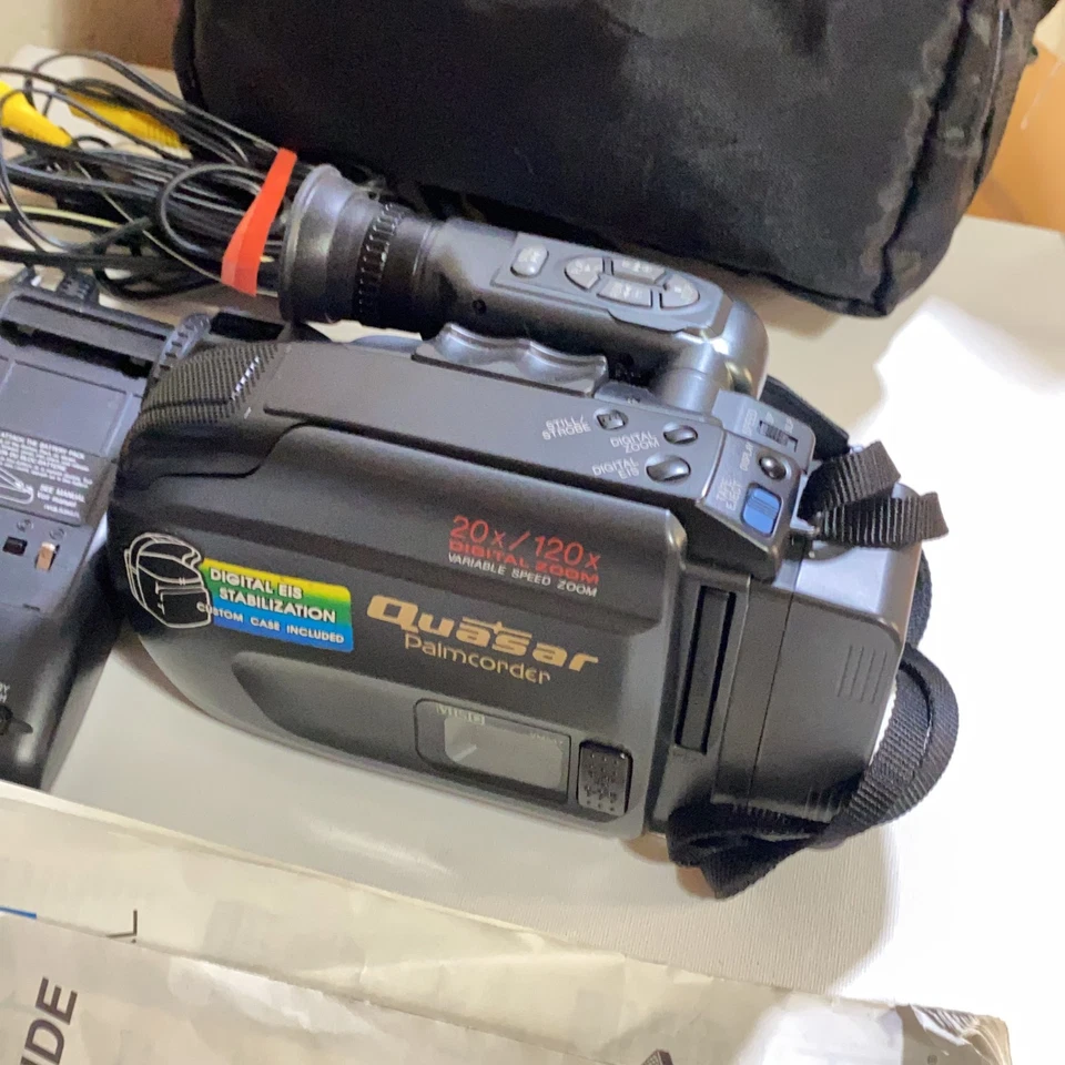Quasar Palmcorder VHS-C Camcorder Model VM547 20x/120x Zoom Vintage Camera PARTS - Image 2 of 4