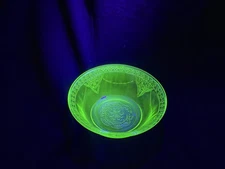 Vintage Federal Georgian LoveBirds Green Uranium Glass Berry Bowl 4.5"