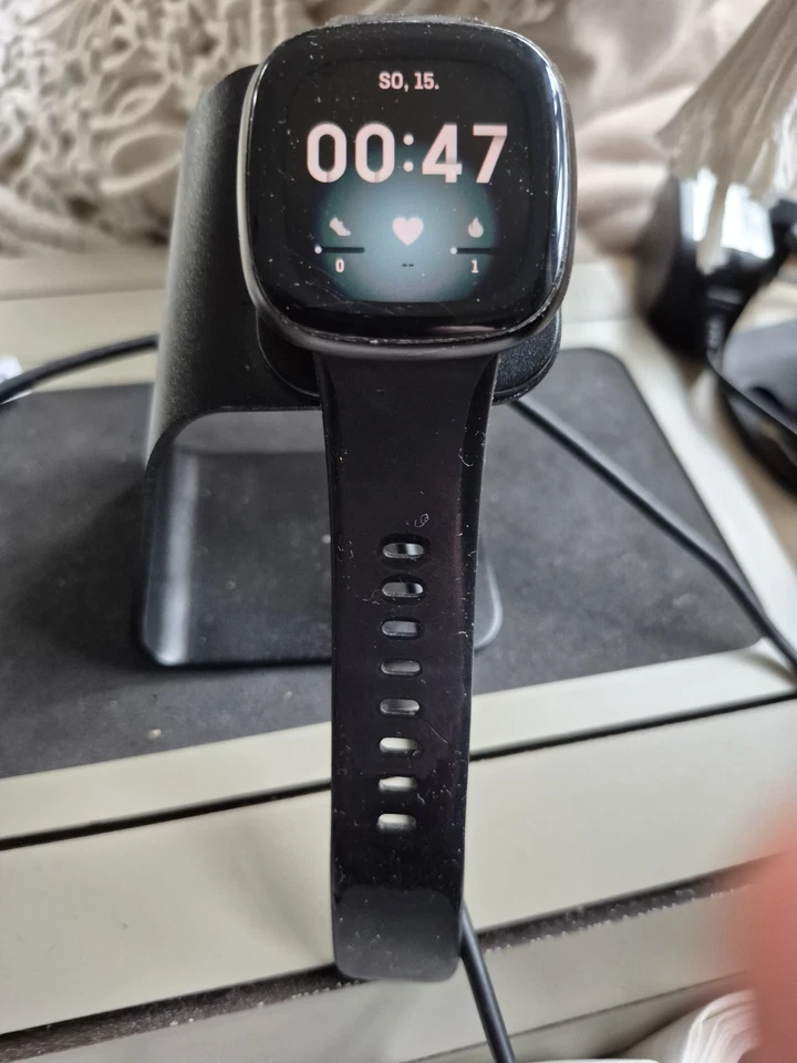 fitbit versa 3 Smartwatch mit Ladekabel und Ladestion - Bild 3 von 4