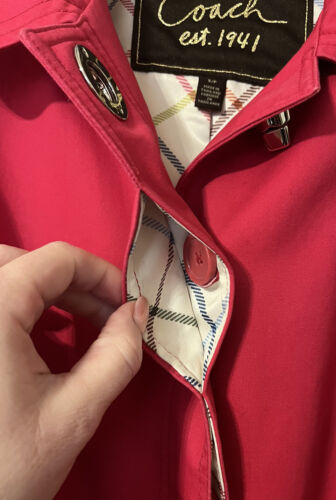 Coach Damen Größe Small Drehverschluss Knopf Trenchcoat in Fuchsia - Bild 3 von 7