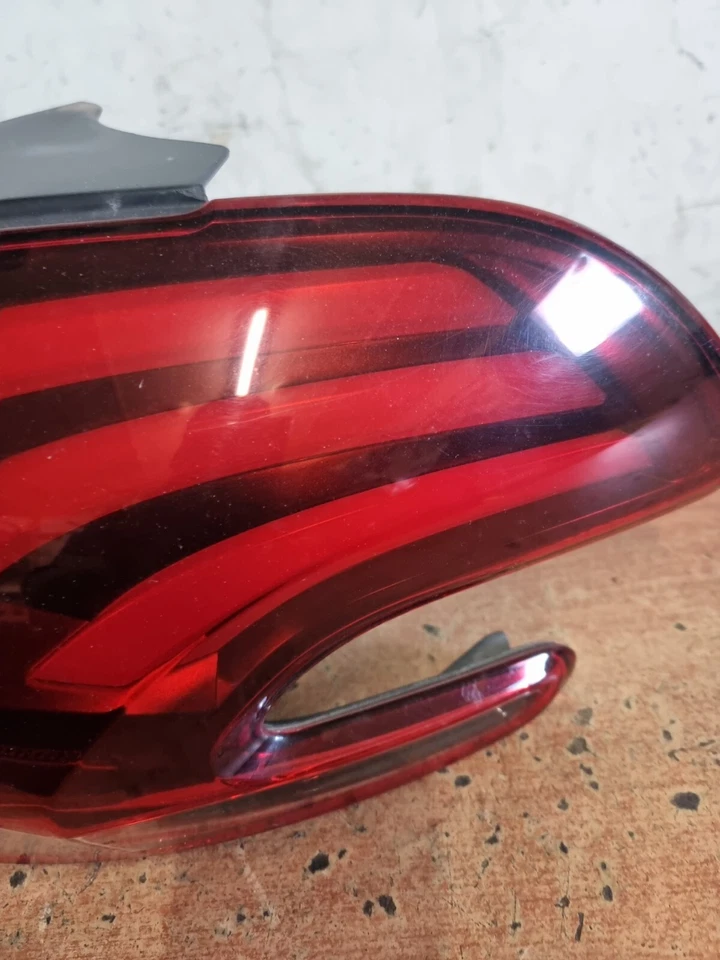 PEUGEOT 208 GT LINE 2017 LUZ TRASERA LADO CONDUCTOR 9810430580 Y SOPORTE BOMBILLA Foto 2 de 4