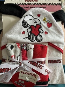 INFANT PEANUTS SNOOPY HOODED TOWEL & 3 WASHCLOTHS