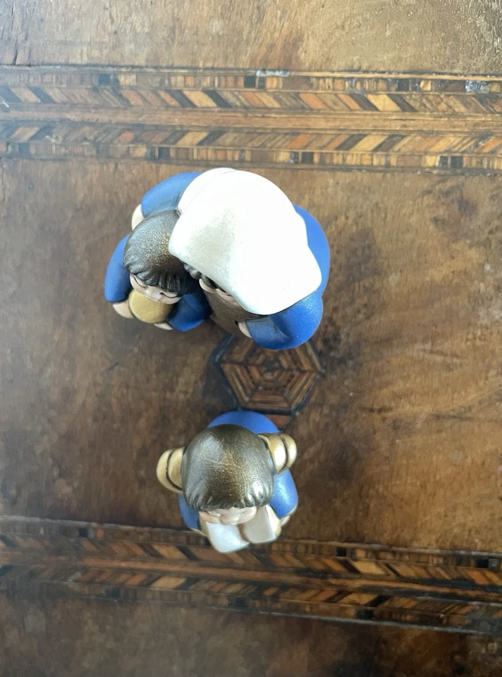 Thun Statuina Presepe Classico Pastorella Con Bimba E Angioletto Con Libro Blu - Immagine 3 di 4