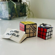 Portachiavi da viaggio vintage mini cubo di Rubik puzzle 1” x 1” anni 80 FUNZIONA! NOS