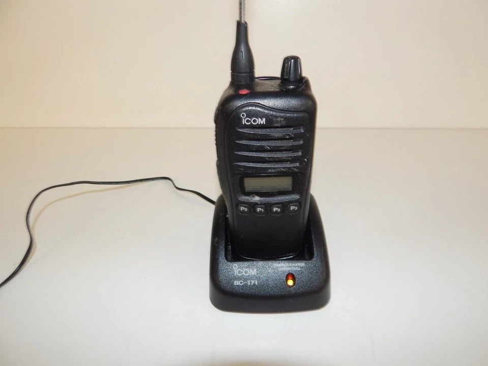 ICOM IC-F4021S Zwei-Wege-Funkgerät Mit BC-160 Ladegerät & Stromversorgung (XMU4) - Bild 2 von 4