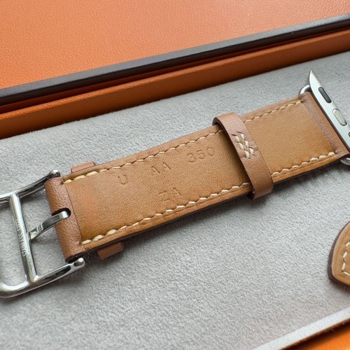 Bracelet cuir doré pour Apple Watch HERMES - Photo 4 sur 9