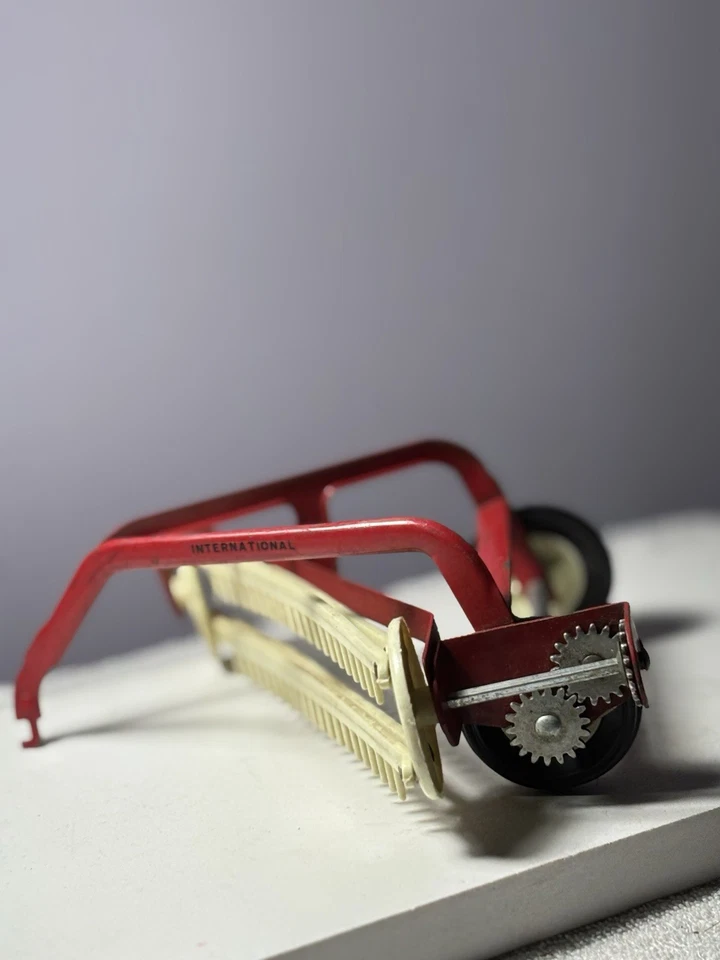 RASTRILLO LATERAL COSECHADORA INTERNACIONAL - IMPLEMENTO DE GRANJA ERTL 1/16 VINTAGE Foto 4 de 4