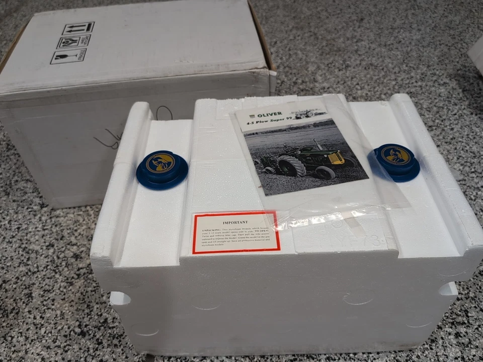 Franklin Mint The Oliver Super 99 Model Tractor 1/12 - Image 2 of 4