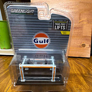 GreenLight Collectibles Gulf Four-Post Lifts Series 1 1:64 Display Accessory