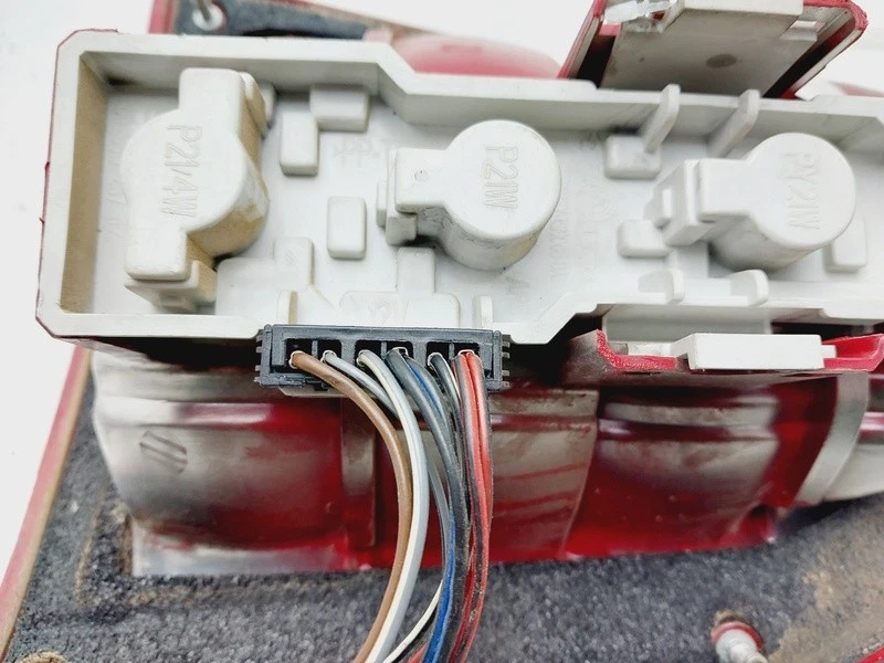 1U6945095 piloto trasero izquierdo para SKODA OCTAVIA I 1.9 TDI 2005 8819307 - Imagen 4 de 4