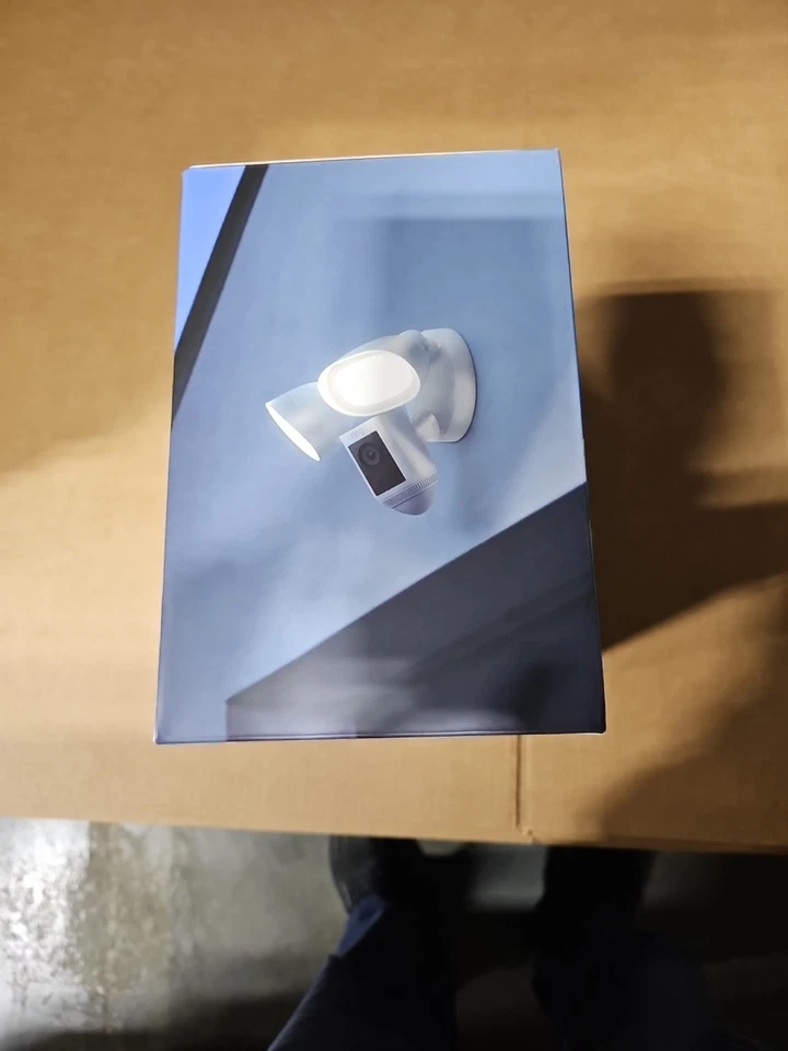 Ring Floodlight Cam Wired Pro with Bird’s Eye View and 3D Motion Detection White - Image 4 of 4