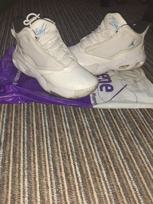 jordan max aura 4 herrenschuhe in weiß größe 44 mit blauen jordan Logo 