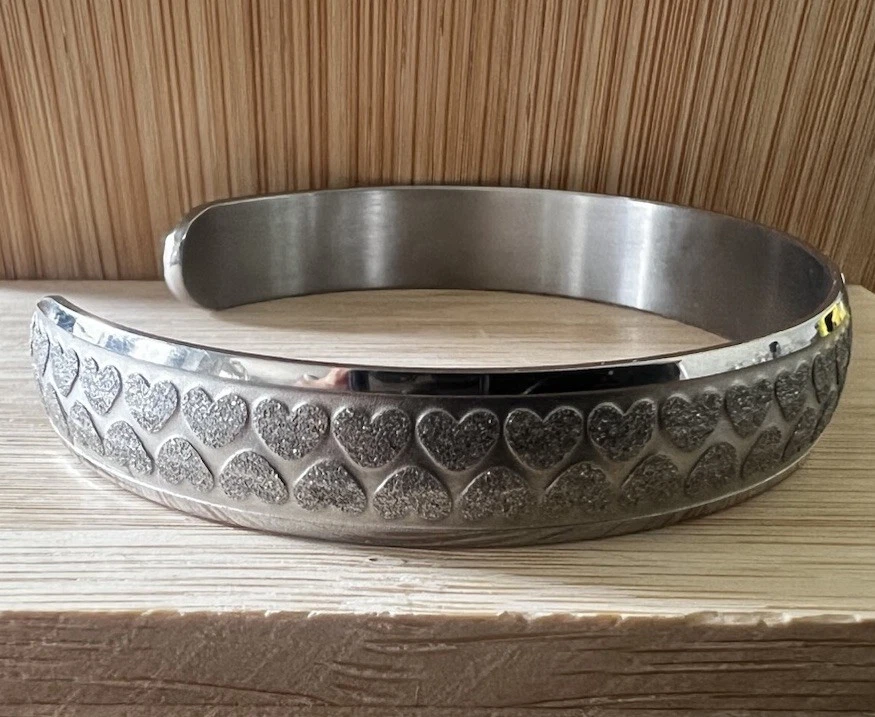 Impresionante brazalete cincel brazalete corazones pulido y cortado con láser de acero inoxidable Foto 4 de 4